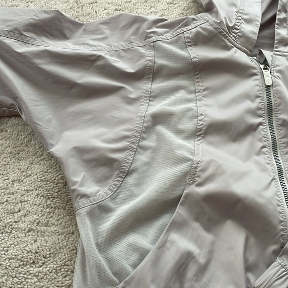 Great lululemon windbreaker in grey size 2. - Picture 2 of 4